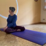sanfte Yogaübung für Anfänger im TriYoga Center Erfurt